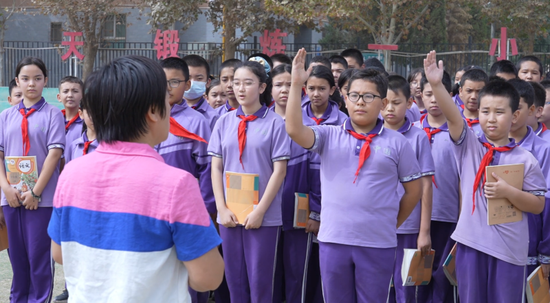 学生进行知识问答。柴旭东 摄