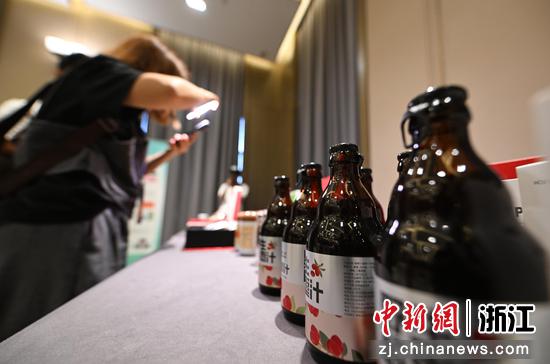 图为:酸枣产品吸引参观者。中新社记者 王刚 摄