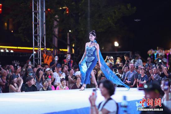 图为模特身着以苗族蜡染为设计元素的时装在T台走秀。杨武魁 摄