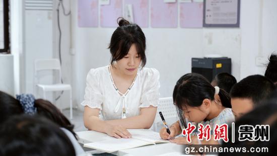 图为勤工俭学学生在工会爱心托管班为搬迁群众子女开展暑期托管服务。胡大方 摄 图为勤工俭学学生在工会爱心托管班为搬迁群众子女开展暑期托管服务。胡大方 摄