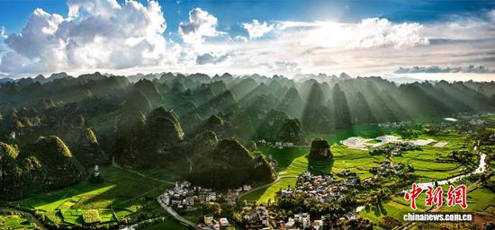 资料图:贵州兴义万峰林。唐哲 摄 资料图:贵州兴义万峰林。唐哲 摄