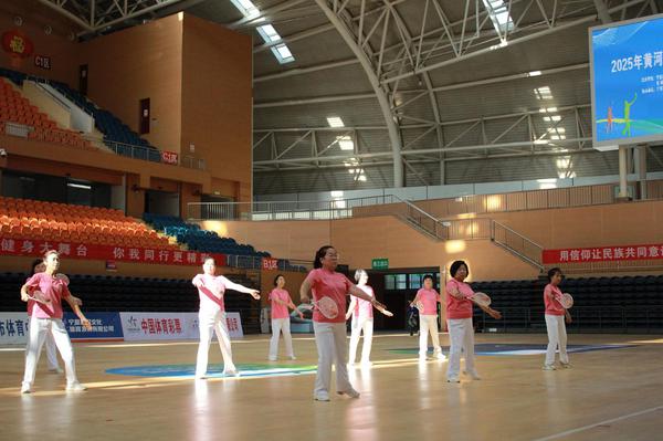 柔力球项目将太极拳、武术、舞蹈的气韵融于一身。 柔力球项目将太极拳、武术、舞蹈的气韵融于一身。