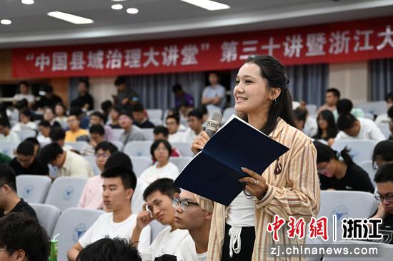 图为:与会者现场提问。中新社记者 王刚 摄