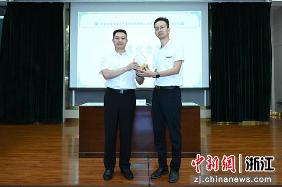 图为:浙江大学创新创业学院常务副院长阮俊华为金华市委常委、义乌市委书记叶帮锐颁发纪念品。中新社发 王怿杰 摄
