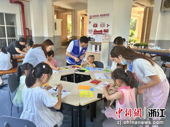 金华开发区网格驿站开展服务活动。金华开发区 供图 金华开发区网格驿站开展服务活动。金华开发区 供图