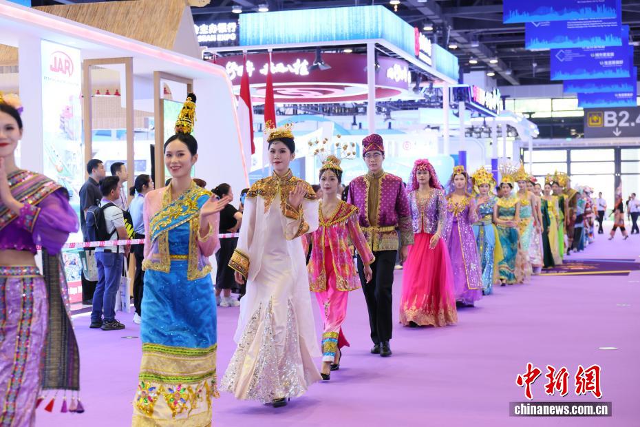 中国民族服饰博览 中华民族服饰艺术展”在恭王府博物馆开幕-文化和旅游部恭王府博物馆