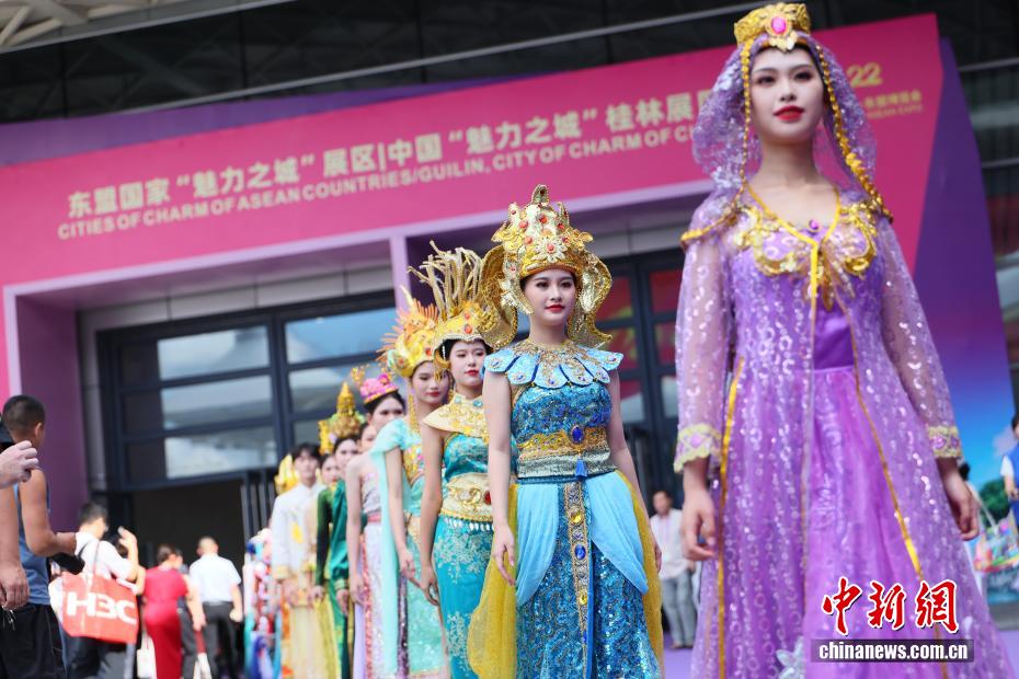 东博会时尚走秀中国多民族服饰与东盟传统服装吸睛- 中新网广西新闻