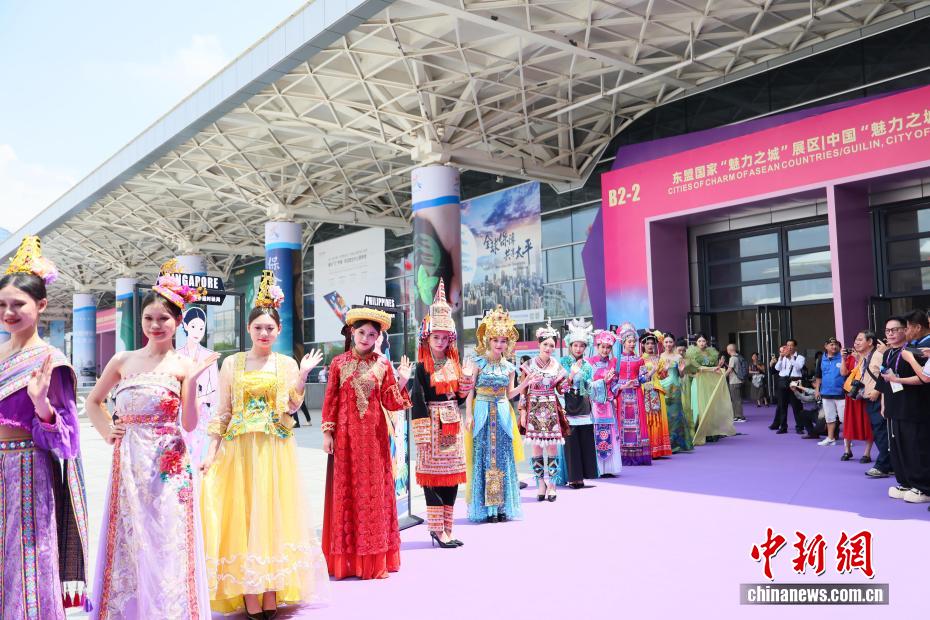 东博会时尚走秀中国多民族服饰与东盟传统服装吸睛- 中新网广西新闻