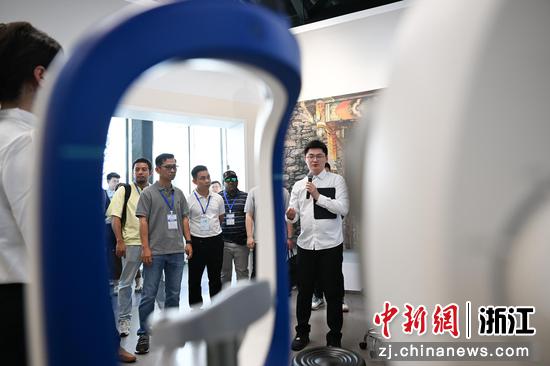 图为:学员们在中国眼谷参观。中新社记者 王刚 摄