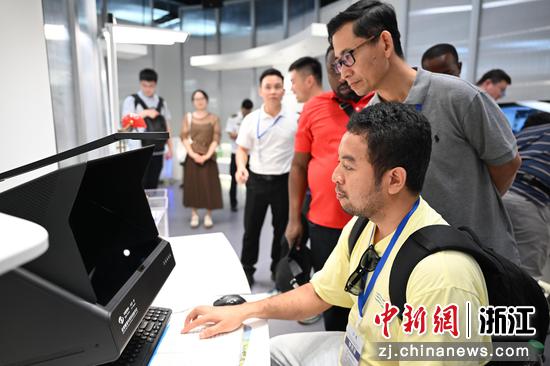 图为:学员们在中国眼谷了解远像屏。中新社记者 王刚 摄