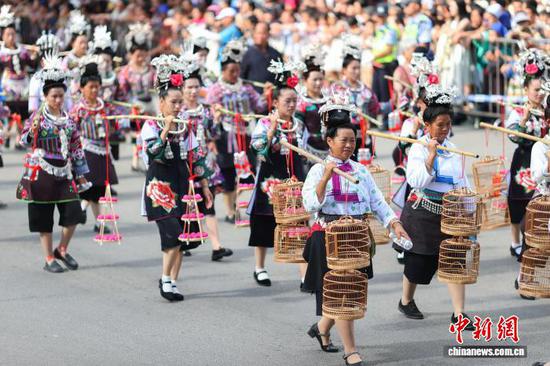 9月20日，身着传统服饰的民众参加巡游展演。 杨武魁 摄