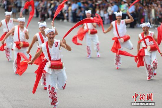 9月20日，陕西安塞腰鼓表演者在巡游展演中表演。 杨武魁 摄