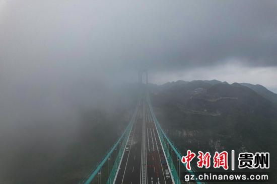 9月21日,625人在625米高世界第一高桥上进行太极健身展示。李和江 摄 9月21日,625人在625米高世界第一高桥上进行太极健身展示。李和江 摄