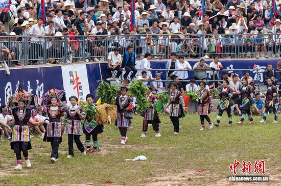 民众在从江县丙妹镇松学斗牛塘进行民俗展演。吴德军 摄