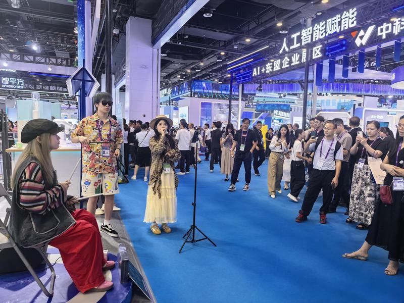 图为民众在使用空气架子鼓演奏流行音乐。陈梅 摄 图为民众在使用空气架子鼓演奏流行音乐。陈梅 摄