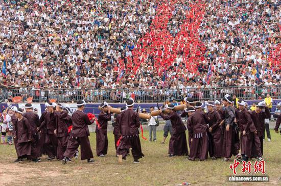 民众在从江县丙妹镇松学斗牛塘进行民俗展演。吴德军 摄