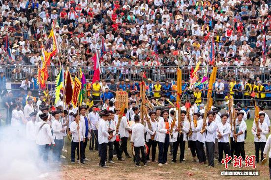 民众在从江县丙妹镇松学斗牛塘进行牛王踩塘。吴德军 摄