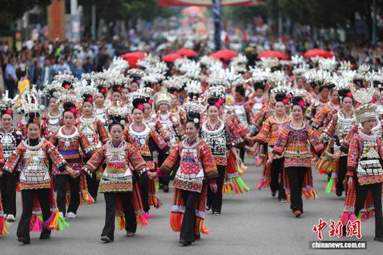 9月20日，身着传统服饰的民众参加巡游展演。 杨武魁 摄