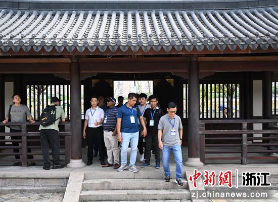 图为:学员们在温州江心屿游览参观。中新社记者 王刚 摄