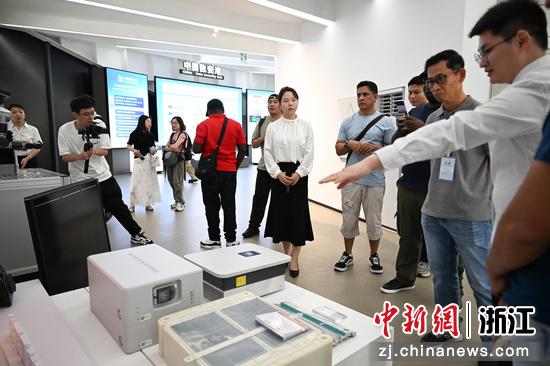 图为:学员们在中国眼谷参观温州新质生产力展示馆。中新社记者 王刚 摄 图为:学员们在中国眼谷参观温州新质生产力展示馆。中新社记者 王刚 摄