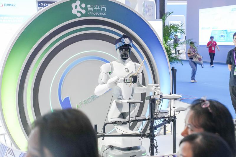 图为机器人在打架子鼓。陈冠言 摄 图为机器人在打架子鼓。陈冠言 摄