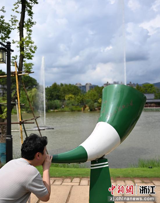 图为:学员在温州江心屿游览。中新社记者 王刚 摄