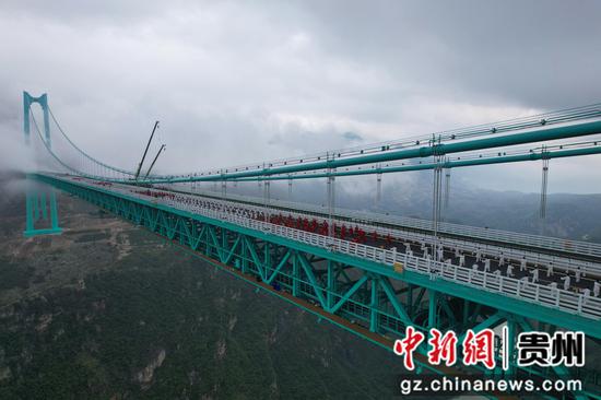 9月21日,625人在625米高世界第一高桥上进行太极健身展示。李和江摄 9月21日,625人在625米高世界第一高桥上进行太极健身展示。李和江摄