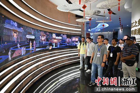 图为:学员等人在温州劳模工匠馆参观。中新社记者 王刚 摄 图为:学员等人在温州劳模工匠馆参观。中新社记者 王刚 摄