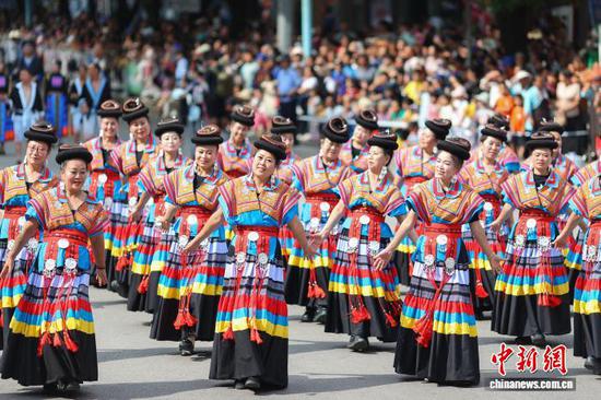 9月20日，身着传统服饰的民众在巡游展演中表演。 杨武魁 摄