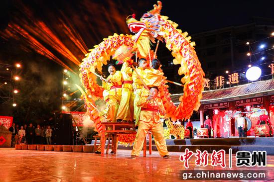 活动现场省级非遗“土家脚盆龙”   绕云摄