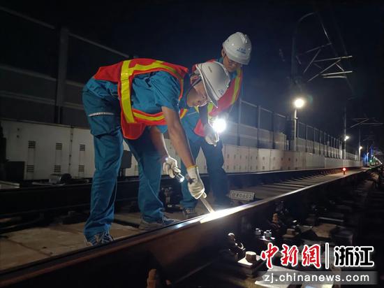 维修员查看道岔状态。杜超 供图 维修员查看道岔状态。杜超 供图