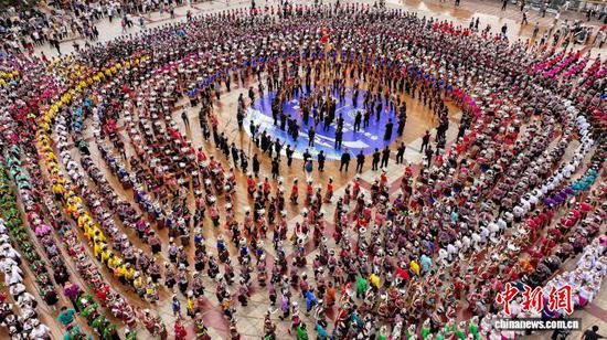 9月20日，身着传统服饰的民众参加巡游展演。 杨武魁 摄