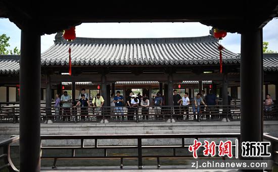 图为:学员们在温州江心屿游览参观。中新社记者 王刚 摄