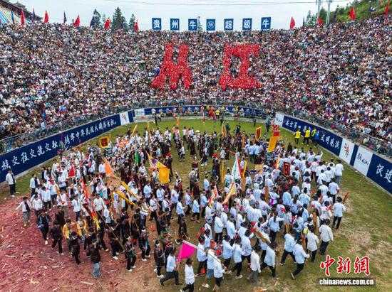 民众在从江县丙妹镇松学斗牛塘进行民俗展演。(无人机照片)吴德军 摄