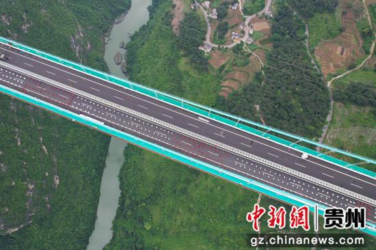 9月21日,625人在625米高世界第一高桥上进行太极健身展示。李和江 摄 9月21日,625人在625米高世界第一高桥上进行太极健身展示。李和江 摄