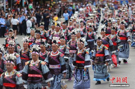 9月20日，身着传统服饰的民众参加巡游展演。 杨武魁 摄