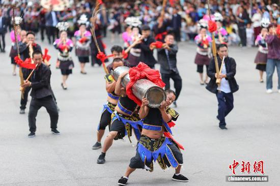 9月20日，身着传统服饰的民众参加巡游展演。 杨武魁 摄
