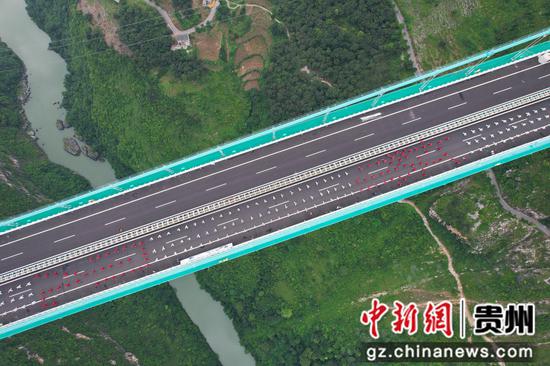 9月21日,625人在625米高世界第一高桥上进行太极健身展示。李和江 摄 9月21日,625人在625米高世界第一高桥上进行太极健身展示。李和江 摄