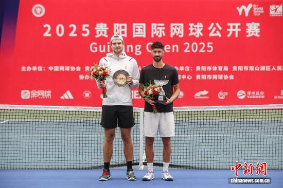 9月21日，卡斯特努沃(右)和比里尤科夫颁奖后合影。中新网记者 瞿宏伦 摄