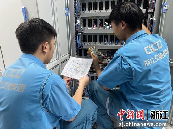 维修员进行模拟故障排查。王浩 供图 维修员进行模拟故障排查。王浩 供图