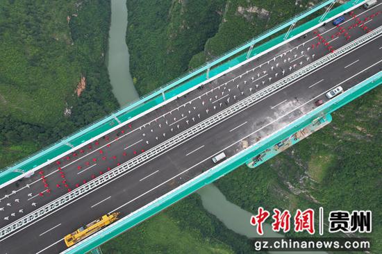 9月21日,625人在625米高世界第一高桥上进行太极健身展示。李和江 摄 9月21日,625人在625米高世界第一高桥上进行太极健身展示。李和江 摄