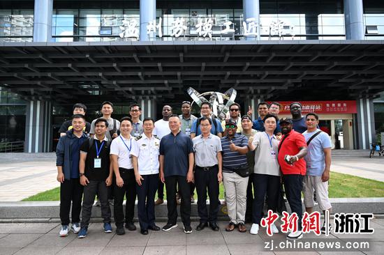 图为:学员等人在温州劳模工匠馆合影。中新社记者 王刚 摄 图为:学员等人在温州劳模工匠馆合影。中新社记者 王刚 摄