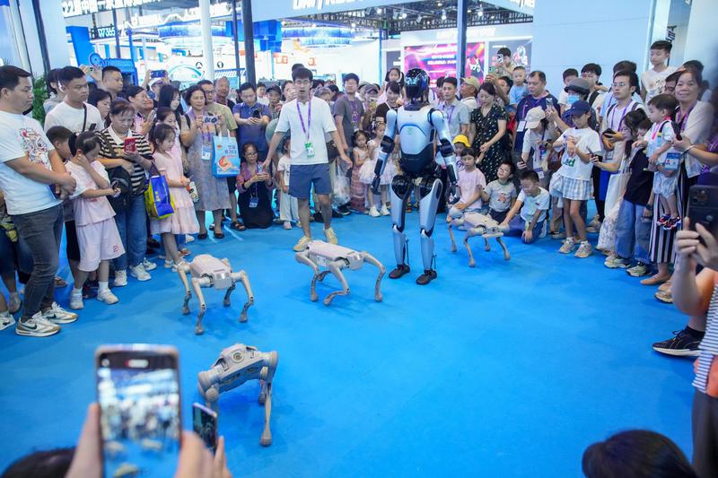 图为机器狗、机器人引人围观。陈冠言 摄 图为机器狗、机器人引人围观。陈冠言 摄