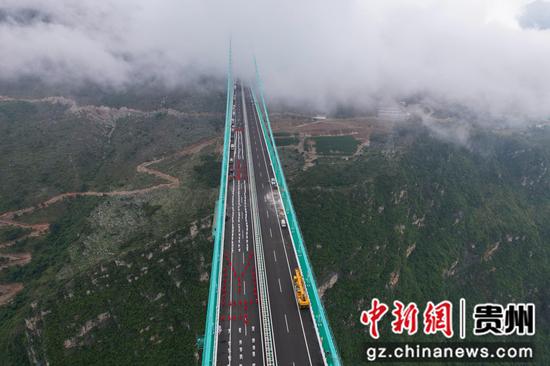 9月21日,625人在625米高世界第一高桥上进行太极健身展示。李和江 摄 9月21日,625人在625米高世界第一高桥上进行太极健身展示。李和江 摄