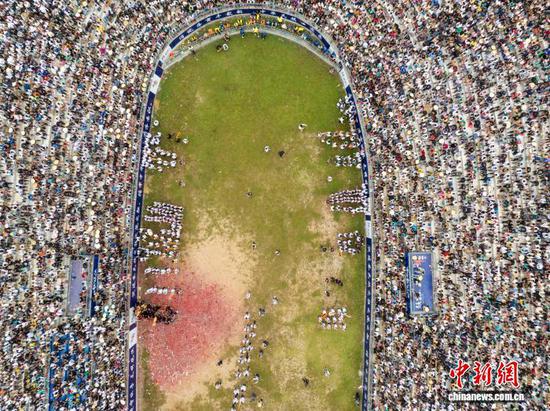 民众在从江县丙妹镇松学斗牛塘观看民俗展演。(无人机照片)吴德军 摄