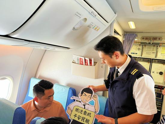 图为客舱内安全员与旅客互动 张珑凡摄 图为客舱内安全员与旅客互动 张珑凡摄