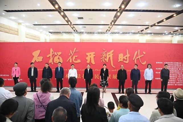 石榴花开新时代——美术书法摄影民艺联展开展。喀什地区融媒体中心 记者任鹏程 摄