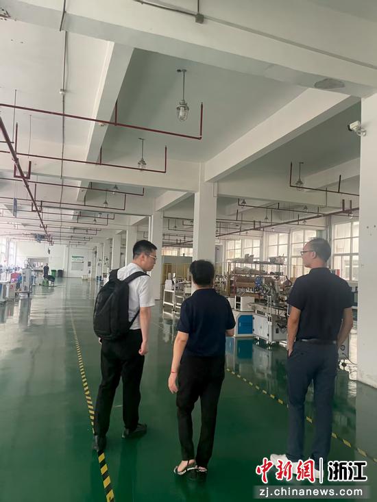 上海银行杭州分行工作人员进行授信尽调，实地走访企业生产车间。上海银行杭州分行供图