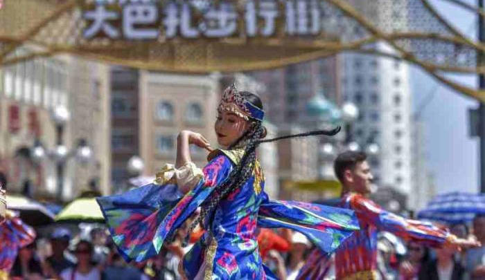 东西问｜白帆：中华民族共同体意识为何是支撑新疆文化繁荣发展的基石？