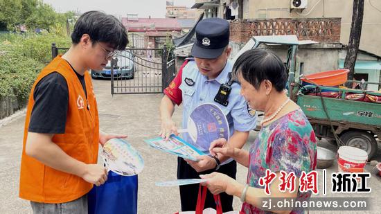 民警对居民进行安全宣传。兰溪官方供图 民警对居民进行安全宣传。兰溪官方供图